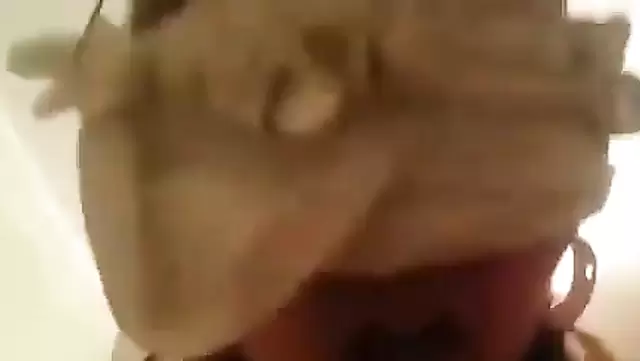 Asian babe gets off on a fast cock